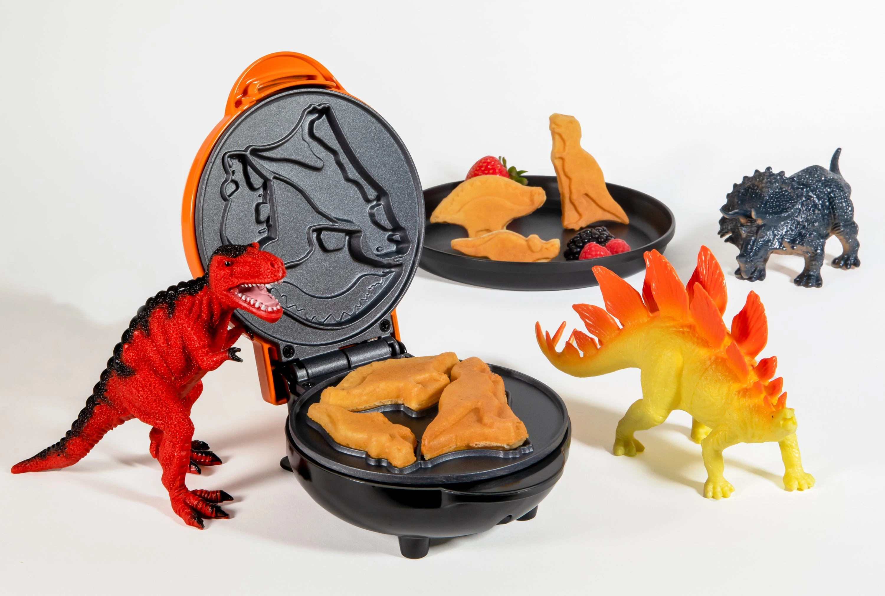 Exact NMWFDNSR5OG manufacturer product photograph showing its installed 3 dinosaurs positions. Food and decorative props illustrate serving; only the appliance is assessed.