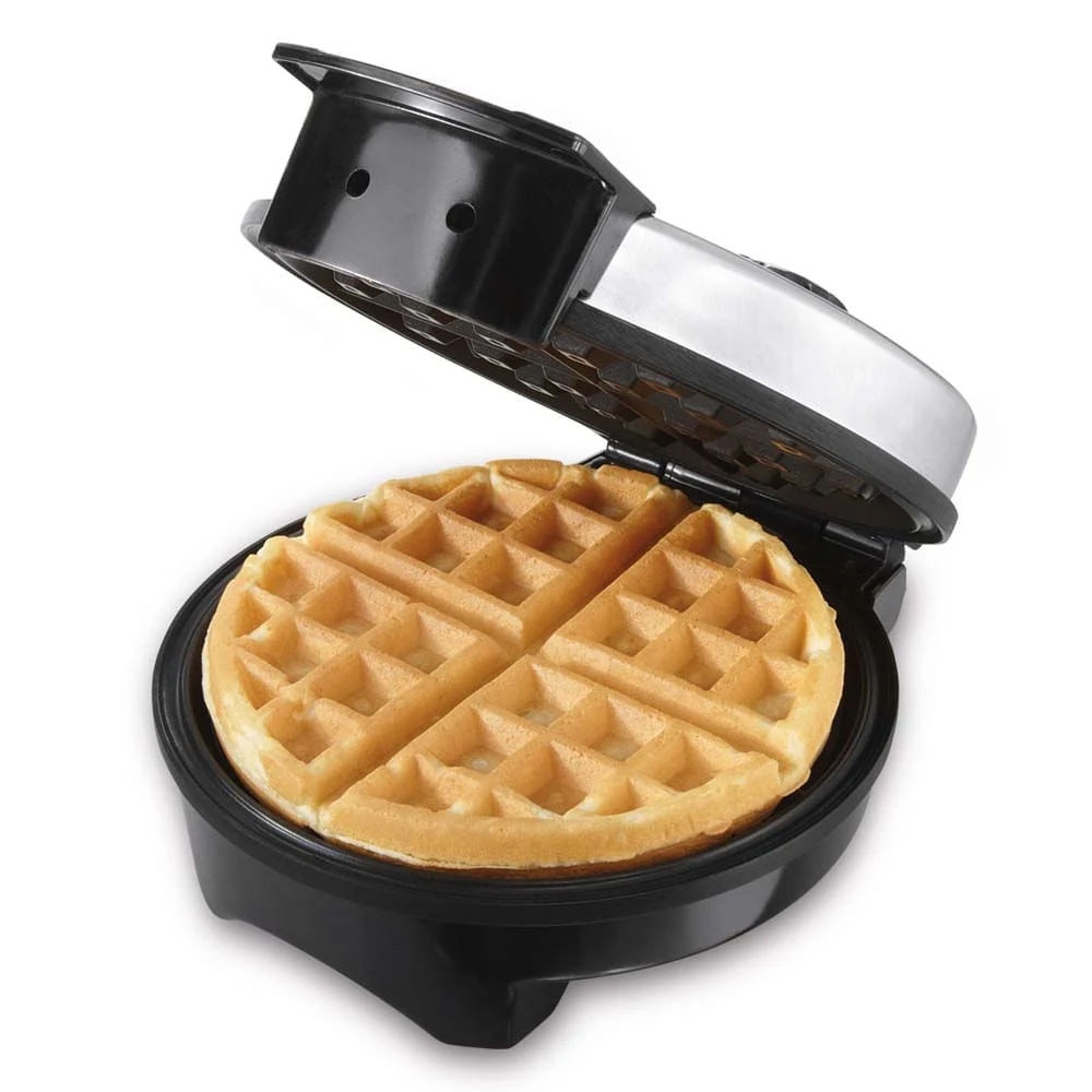 Oster CKSTWF2000 shown open with one round waffle; official Colombia-market manufacturer image.